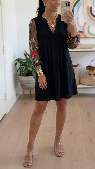 Elegancka Sukienka Mini z Przezroczystymi Rękawami i Dekoltem w Serek