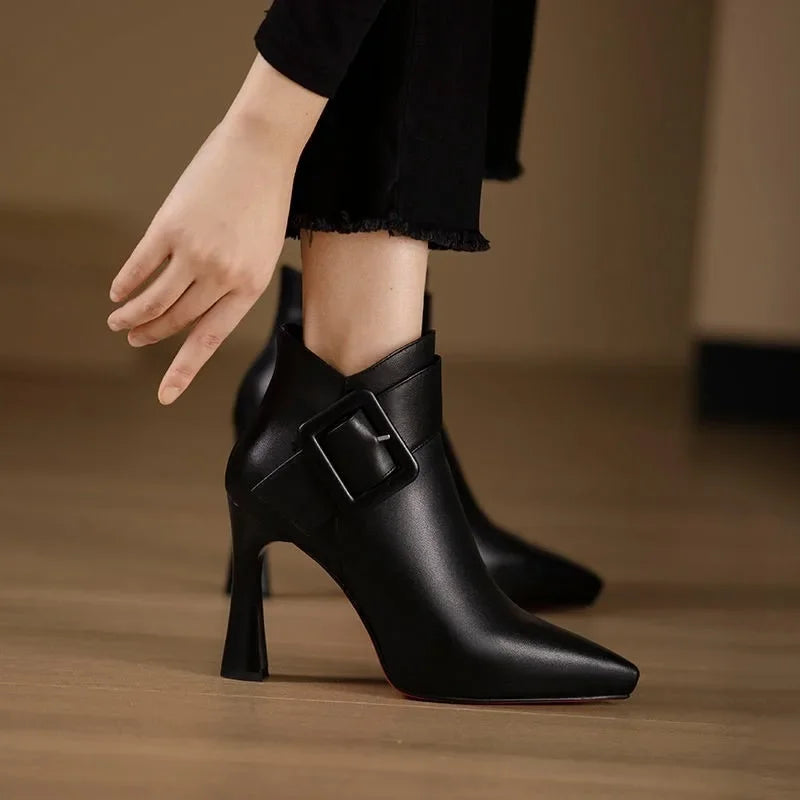 Quilla – Eleganckie botki z klamrą
