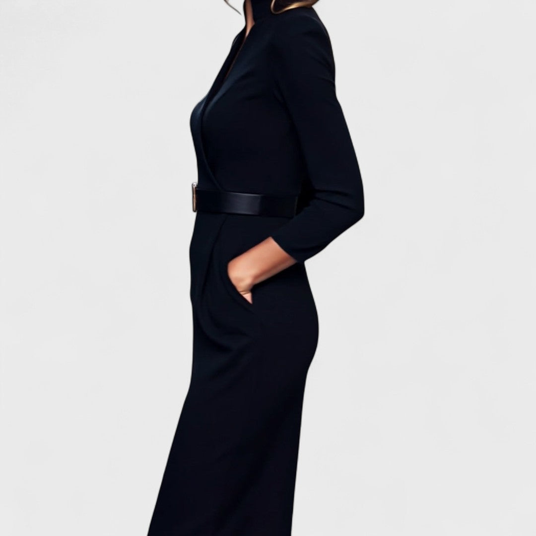 Nadia – Elegancka czarna sukienka ze stójką i paskiem