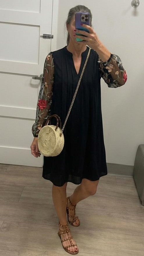 Elegancka Sukienka Mini z Przezroczystymi Rękawami i Dekoltem w Serek