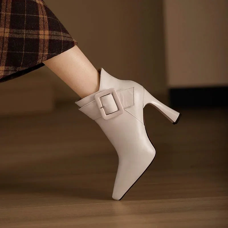 Quilla – Eleganckie botki z klamrą