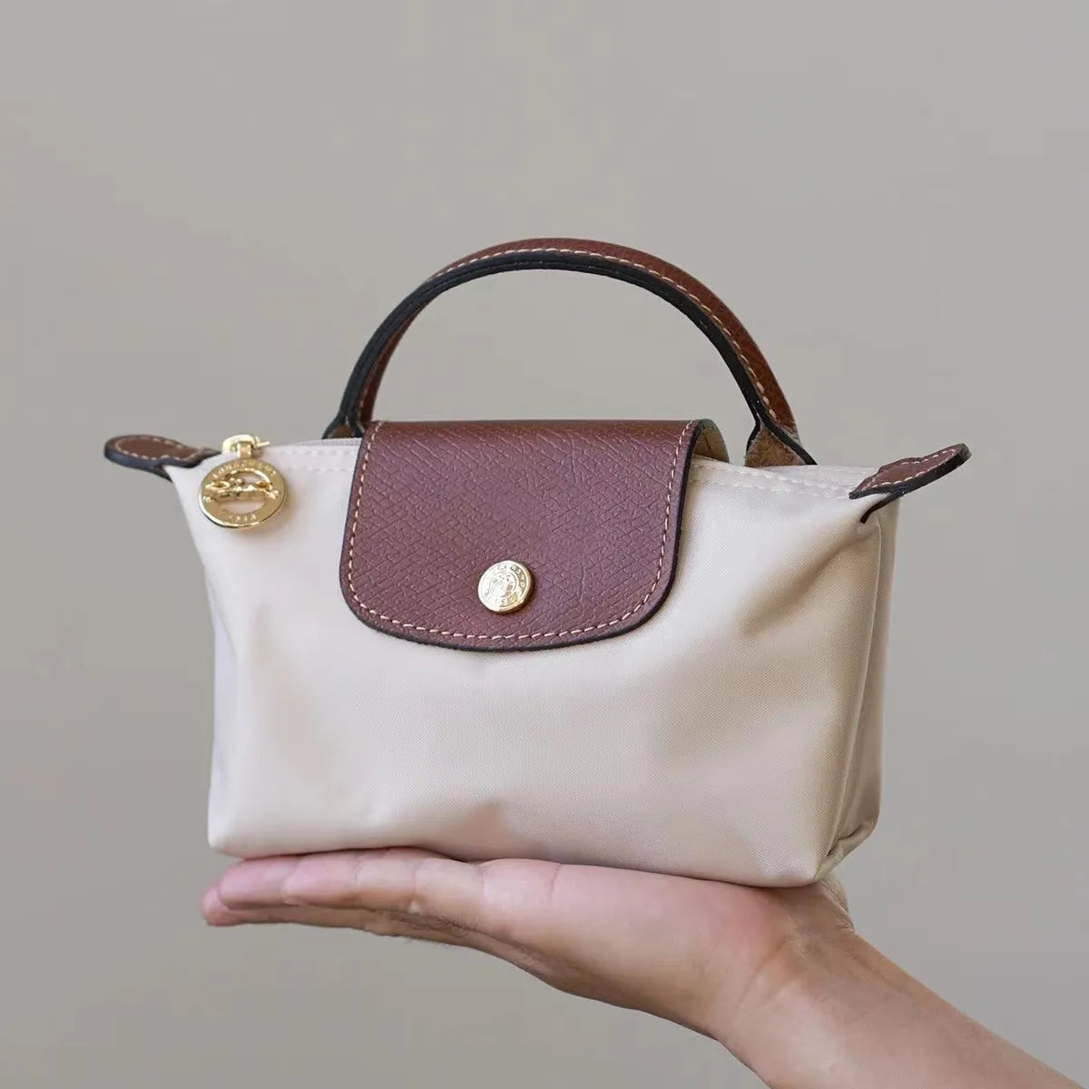 Zolvara - Skórzana Mini Torebka w Stylu Podpisu
